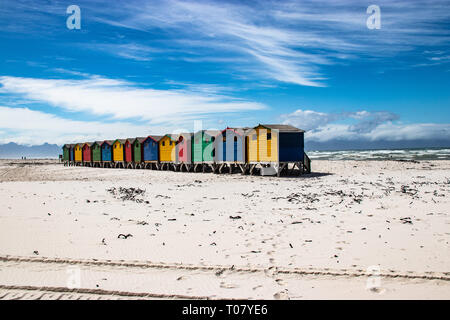 Spiaggia di Muizenberg capanne colorate Foto Stock