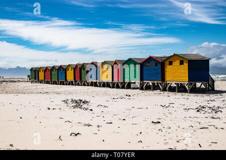 Spiaggia di Muizenberg capanne colorate Foto Stock