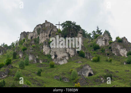 Montagna con vertice di croce, Pottenstein, Baviera, Germania, Europa Foto Stock