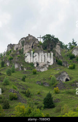 Montagna con vertice di croce, Pottenstein, Baviera, Germania, Europa Foto Stock