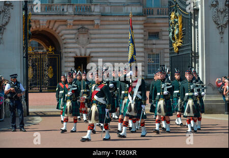 Reggimento reale della Scozia, il cambio della guardia, Buckingham Palace, London, England, Grossbritannien Foto Stock
