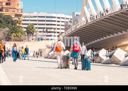 Valencia, Spagna - 16 Marzo 2019: due metà di età donna cura dei bagagli. Vista posteriore, elegante i viaggiatori con colorati zaini. Alameda bridge. Foto Stock