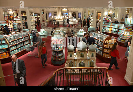 Tee-Abteilung, Fortum & Mason, Piccadilly Street, Londra, Inghilterra, Grossbritannien Foto Stock