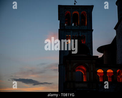 L'Italia, l'Umbria, Assisi, tramonto su San Francesco d'Assisi basilica Foto Stock