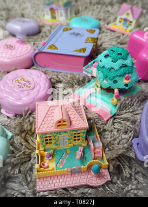 Marzo 2019 - Belgio raccolta di Polly Pocket, dollhouses in miniatura, che erano molto in voga negli anni novanta e sono ora ambita collectables Foto Stock