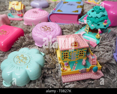 Marzo 2019 - Belgio raccolta di Polly Pocket, dollhouses in miniatura, che erano molto in voga negli anni novanta e sono ora ambita collectables Foto Stock