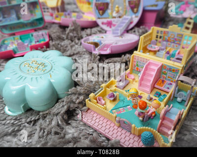 Marzo 2019 - Belgio raccolta di Polly Pocket, dollhouses in miniatura, che erano molto in voga negli anni novanta e sono ora ambita collectables Foto Stock