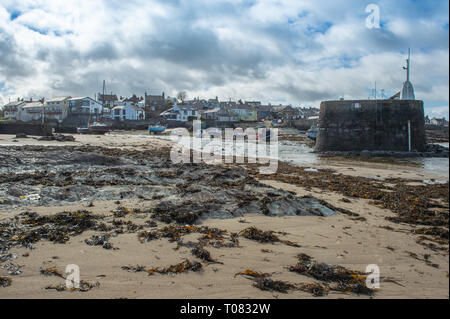 Il porto a Cemaes, un villaggio sulla costa nord di Anglesey nel Galles. È la più settentrionale villaggio nel Galles. Foto Stock