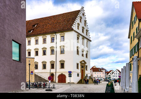 Rottenburg, Germania, 16/03/2019: l'edificio con due ali e notevole di crow-stepped gables servito l'ordine gesuita dal 1691 al 1773 come corso di Foto Stock