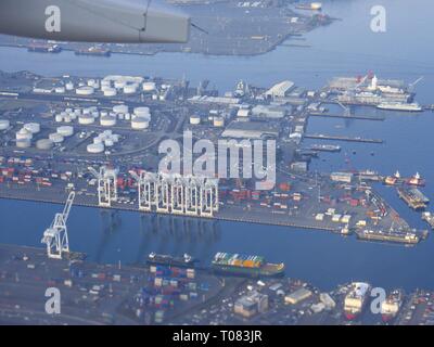 SEATTLE, WASHINGTON—MARZO 2018: Vista aerea delle aree portuali di Seattle, Washington vista prima di atterrare all'Aeroporto Internazionale di Seattle-Tacoma. Foto Stock