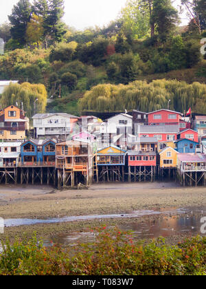 Vista del palafitos case nella città di Castro in Isola di Chiloe,dettaglio del colore e la costruzione, Patagonia cilena. Foto Stock