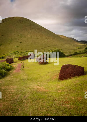 Pukaos cava in Isola di Pasqua, i cappelli del moais. Paesaggio e dettaglio dei cappelli rossi del moais in cava Foto Stock