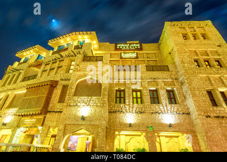 Doha, Qatar - 18 Febbraio 2019: facciata di edificio storico al Souq Waqif in Qatar tradizionale stile architettonico di notte. Il souq è considerato Foto Stock