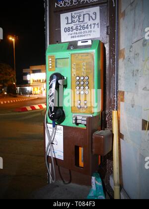 CHIANG mai, THAILANDIA - MARZO 2018: Telefono pubblico su una strada a Chiang mai, Thailandia settentrionale. Foto Stock