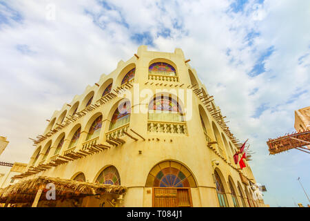 Doha, Qatar - 19 Febbraio 2019: edificio storico di uccello Souq vicino Souq Waqif, il mercato vecchio e popolare attrazione turistica nel centro di Doha, medio Foto Stock