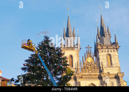 Albero di Natale decorati, piazza della città vecchia di Praga, Repubblica Ceca Foto Stock