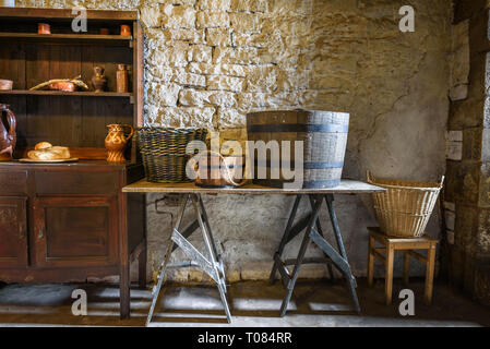 Un periodo di tipica cucina Europea/utility camera. Foto Stock