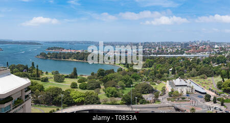 Guardando verso il basso sul Conservatorio di musica di Sydney e i Giardini Botanici reali e poi per Farm Cove e il Grande Porto di Sydney (Porto) Foto Stock