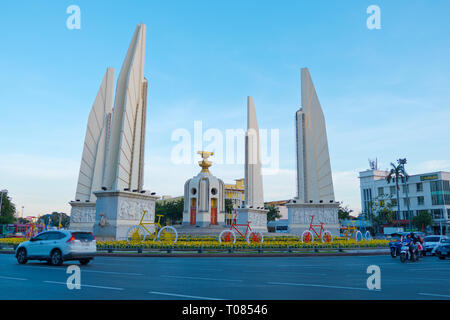 La democrazia monumento, Thanon Ratchadamnoen Klang, Banglamphu, Bangkok, Thailandia Foto Stock