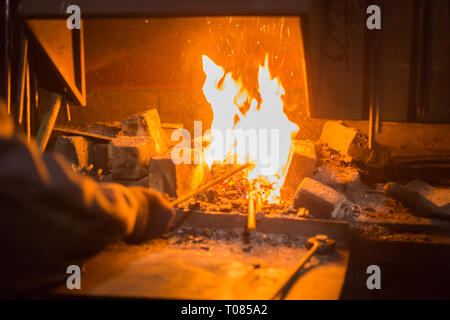 Un fuoco che brucia nel forno Foto Stock