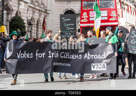 Voti per i cittadini irlandesi all'estero presso il giorno di San Patrizio Parade London 2019 Foto Stock