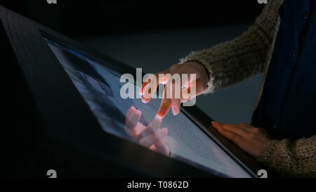 Donna con display touchscreen interattivo Foto Stock