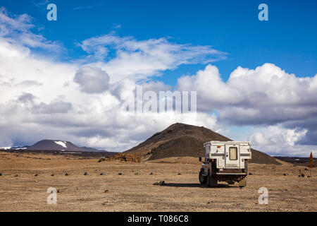 Dreki, Islanda - 29 Luglio 2015: 4x4 off road ATV con scomponibile di camper parcheggiato a campeggio vicino vulcano Askja Foto Stock