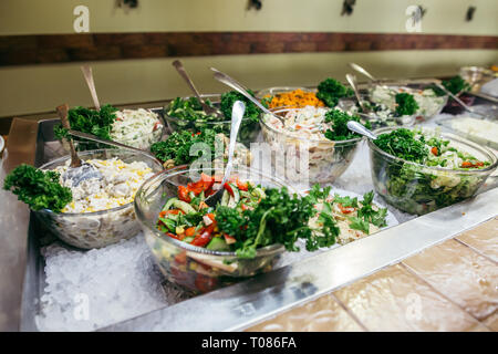 La cucina greca sfondo. Insalata greca, assortimento di feta, olive e ortaggi. I piatti greci tradizionali. Spazio per il testo. Cibo per condividere Foto Stock