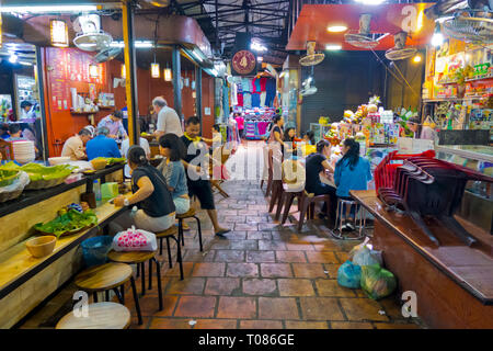 Cibo area di stallo, mercato russo, Phnom Penh, Cambogia, Asia Foto Stock