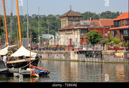 Yacht ormeggiati a Bristol Docks guardando un vecchio stile vittoriano Casa di pompaggio, Bristol, Regno Unito Foto Stock