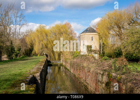 Vista del Cerney stoppino serratura e Roundhouse in Severn - Thames Canal, Regno Unito Foto Stock