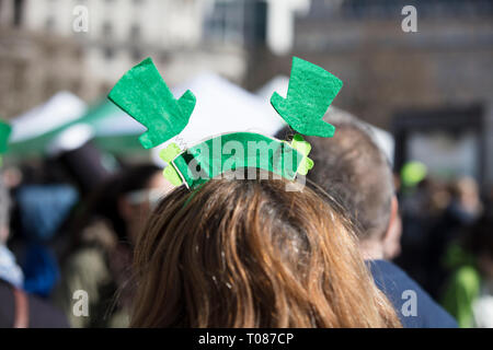 Persone che indossano il giorno di San Patrizio stringitesta a un il giorno di san patrizio evento Foto Stock