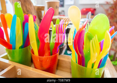 Colorato child safe posate di plastica Foto Stock