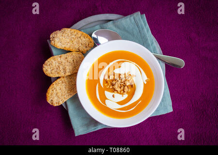 In casa la carota e la patata dolce minestra in crema Foto Stock