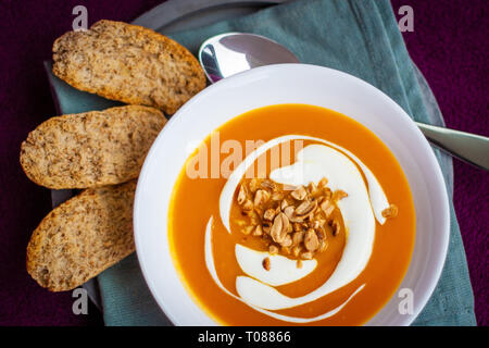 In casa la carota e la patata dolce minestra in crema Foto Stock