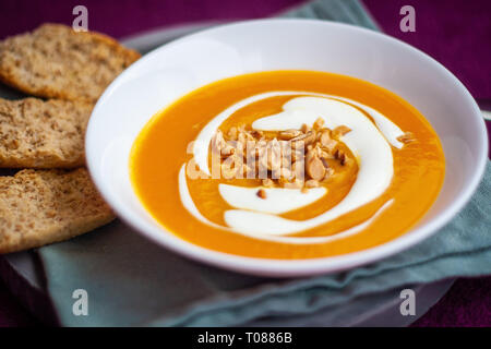 In casa la carota e la patata dolce minestra in crema Foto Stock