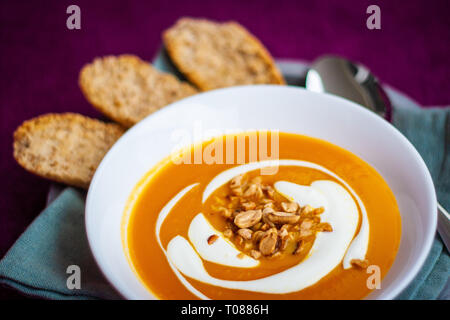 In casa la carota e la patata dolce minestra in crema Foto Stock