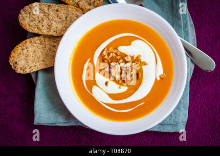 In casa la carota e la patata dolce minestra in crema Foto Stock