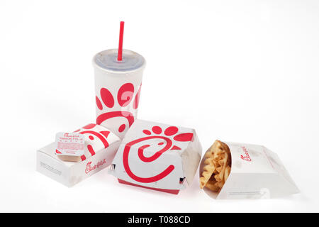 Chick-Fil un fast food pacchetti asporto comprendente una scatola di sandwich, pepite di pollo box, waffle fries pacchetto e soda Foto Stock