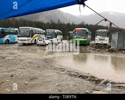 MANALI, HIMACHAL PRADESH—2018 MARZO: Terminal degli autobus pubblici inondato in una giornata piovosa a Manali. Foto Stock