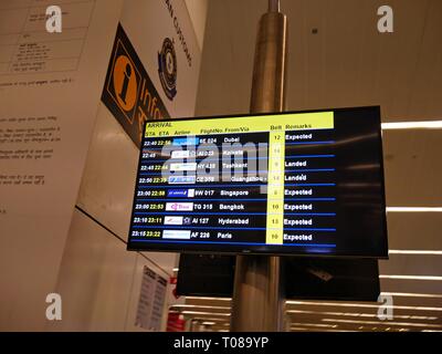 NEW DELHI, INDIA - MARZO 2018: Bordo digitale dello stato dei voli all'Aeroporto Internazionale Indira Ghandi di New Delhi. Foto Stock