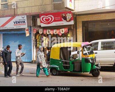 NEW DELHI, INDIA - MARZO 2018: Scena di strada di mattina presto fuori di un negozio stradale a Nuova Delhi. Foto Stock