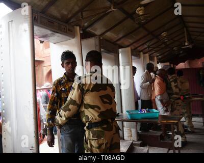 AGRA, UTTTAR PRADESH, INDIA--MARZO 2018: Corpo del personale di sicurezza pat visitatori prima di entrare nel Taj Mahal . Foto Stock