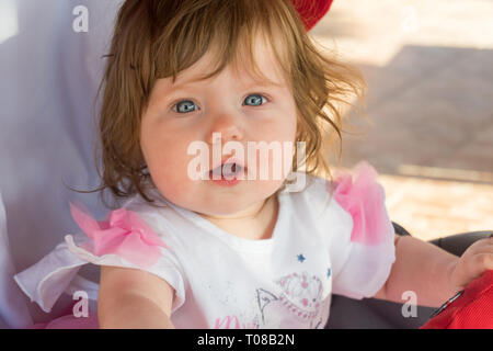 Ritratto di simpatici baby nel trasporto su resort Foto Stock