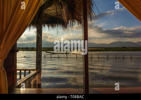 Long Tail canoe whizzing veloce sul Lago Inle, Myanmar Foto Stock