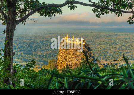 Il Monte Popa su di un antico vulcano in Bagan, Myanmar Foto Stock