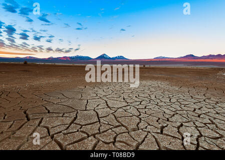 Massa rotto e vulcano Licancabur al deserto di Atacama. Foto Stock