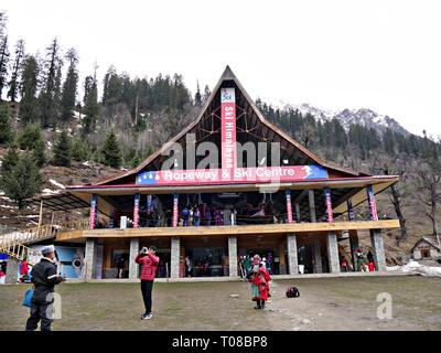 SOLANG VALLEY, HIMACHAL PRADESH - MARZO 2018: Facciata del Ropeway Ski Center dove sono disponibili funivie per andare dove la neve fitta Foto Stock