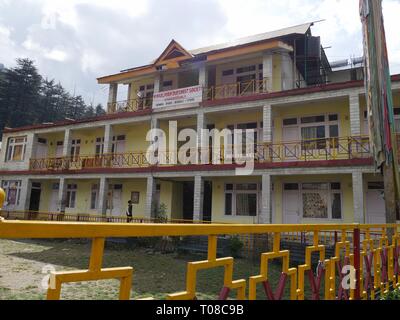 MANALI, HIMACHAL PRADESH, INDIA - MARZO 2018: Facciata della Himalayan Buddistist Society Building a Manali. Foto Stock