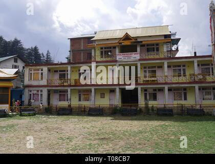 MANALI, HIMACHAL PRADESH, INDIA - MARZO 2018: Facciata anteriore dell'edificio della Società Buddista Himalayana a Manali. Foto Stock